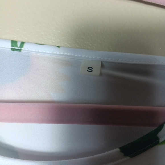 Sunflower printed round neckline shortsleeve maternity top. Size small. - Picture 3 of 4